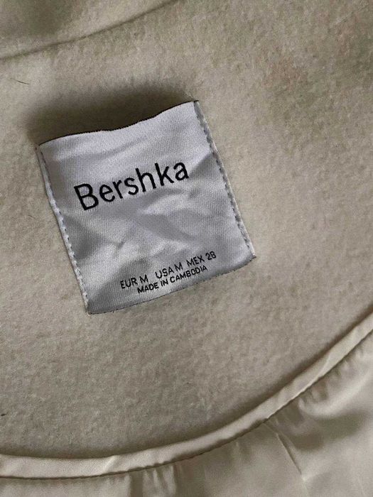 Пальто Bershka молочного цвета