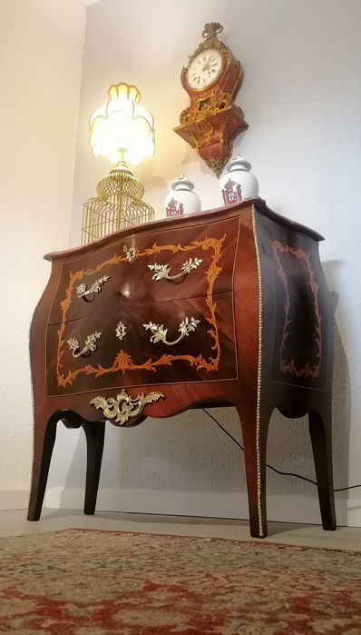 Cómoda clássica, estilo Luís XV. Pau-santo Espinheiro. Mármore. Bronze