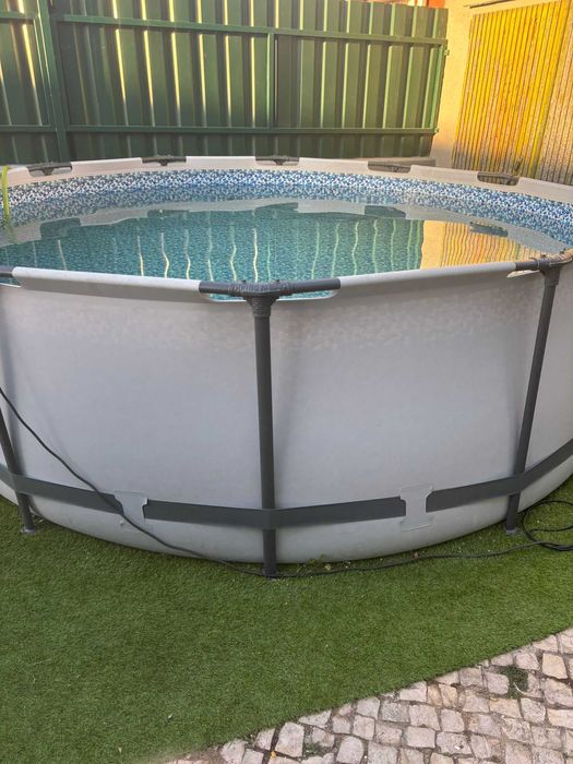 Vendo piscina  Comprada este Verão