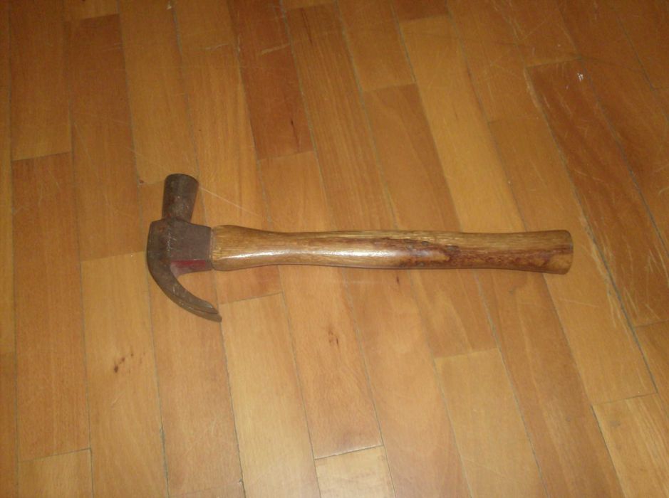 Martelo com cabo de madeira