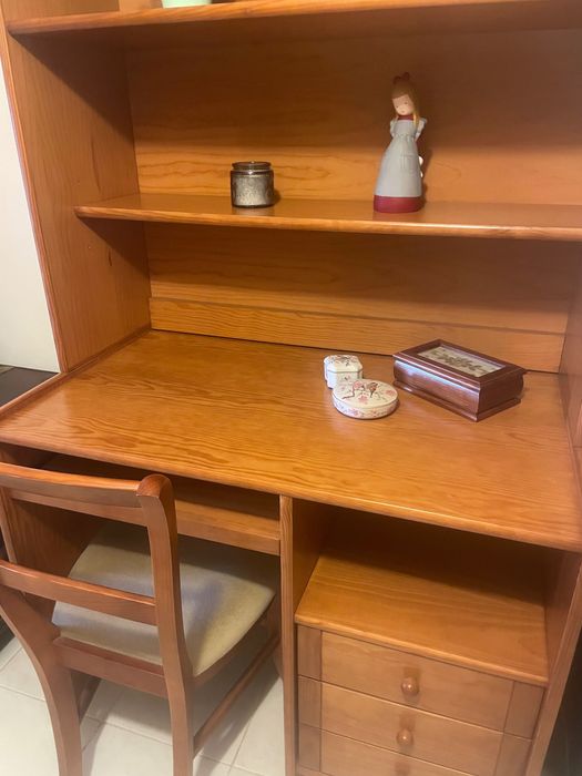 Mobília de quarto com 2 camas de solteiro e secretária