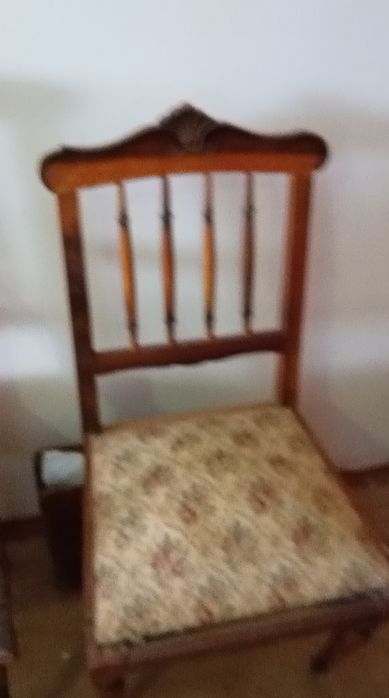 Cadeira antiga almofadada, para remodelação