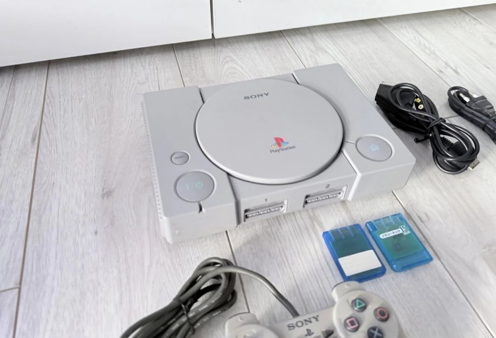 Sony PlayStation 1 PS1 PSX Pad + 2x karta pamięci
+gra