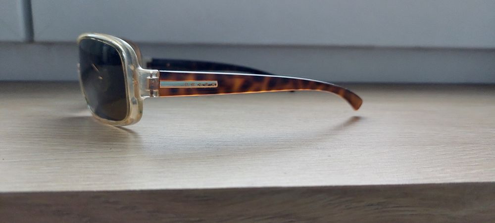 Sprzedam  okulary przeciwsłoneczne Prada.