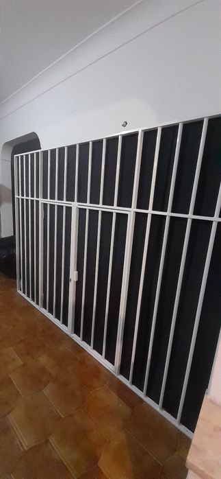 Grades de proteção novas, pintura epóxi, com abertura e fechadura..