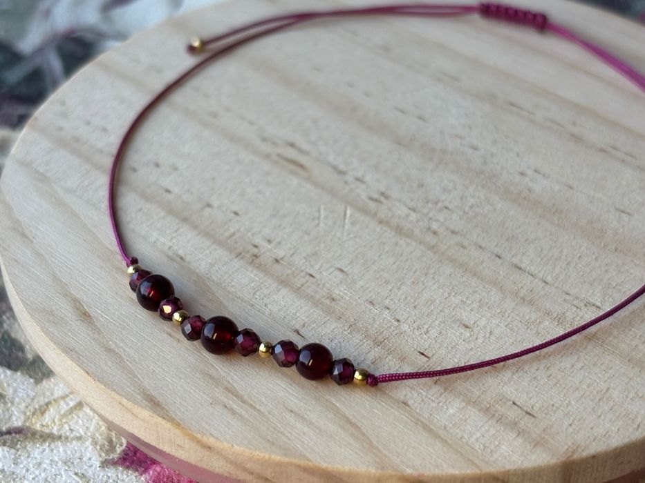 bransoletka na sznurku z kamieniami naturalnymi - Granatem