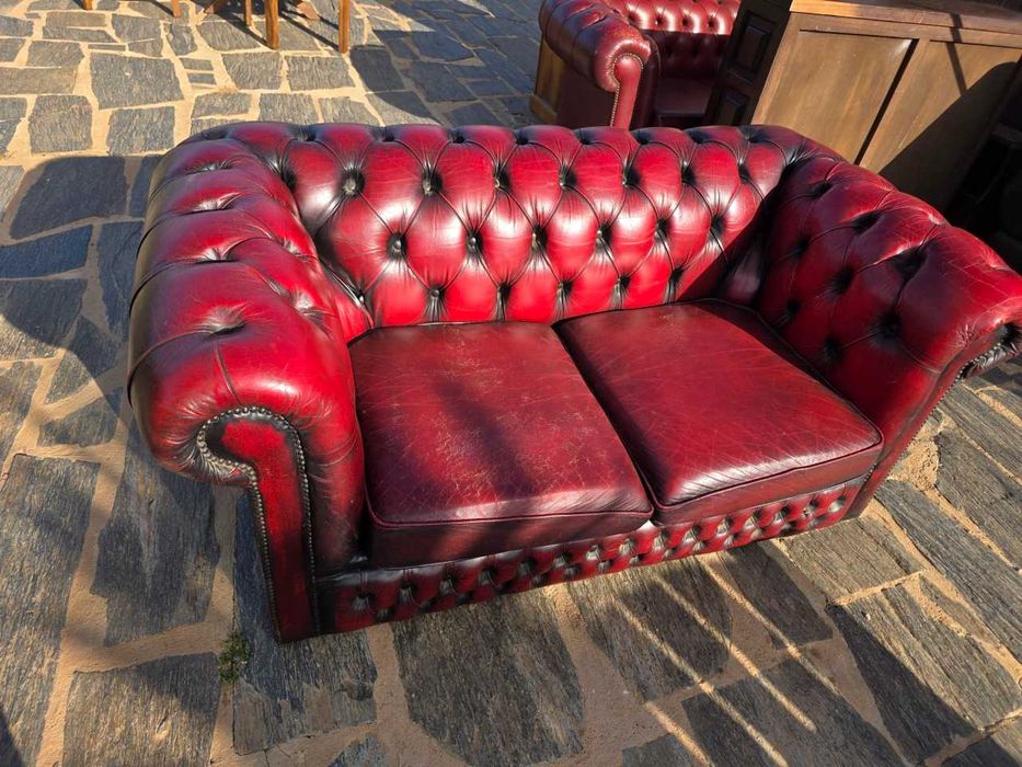 Sofas chesterfield com sinais de uso, um de três lugares e outro de dois lugares