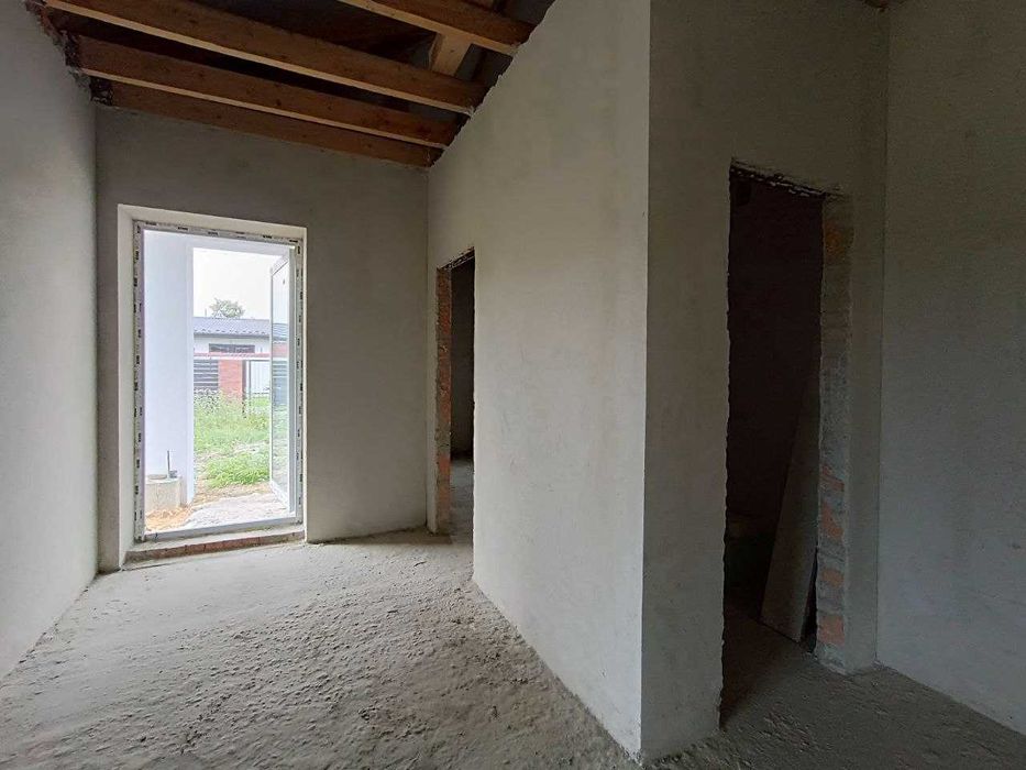 Продається одноповерховий особняк, з гаражем та власним подвірям