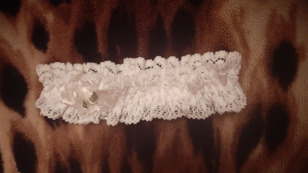 Подвязка белая ажурная на ногу(свадебная)