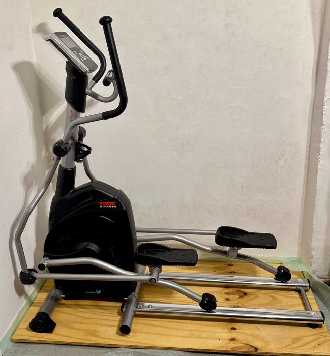Orbitrek przednionapędowy YORK Fitness Excel 320 z generatorem
