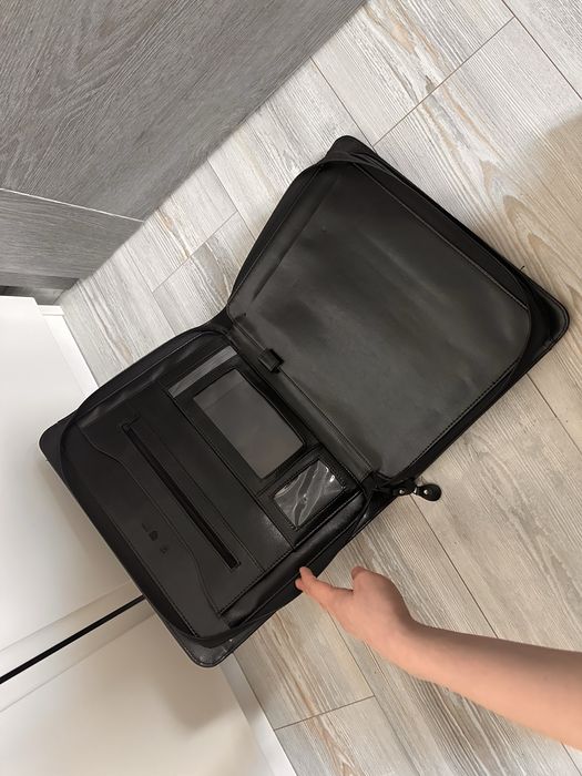 Czarna skórzana aktówka