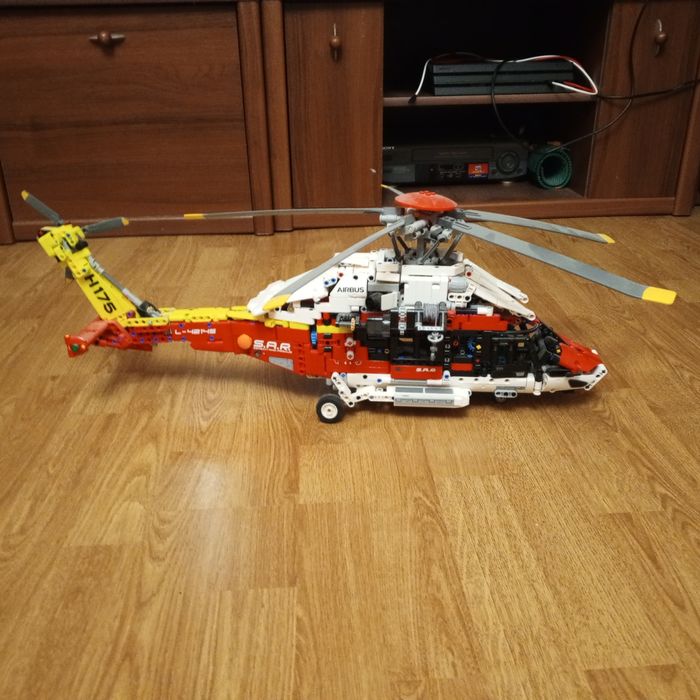 Продаю  Lego Technic рятувальний  вертоліт Airbus H175 42145