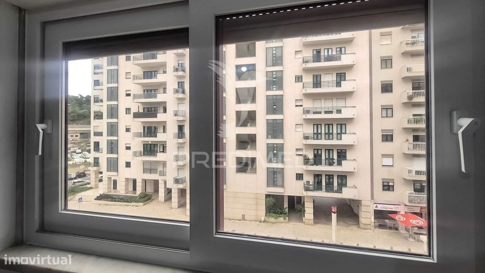 Apartamento T3 totalmente remodelado, situado na prestigiada Estrad...