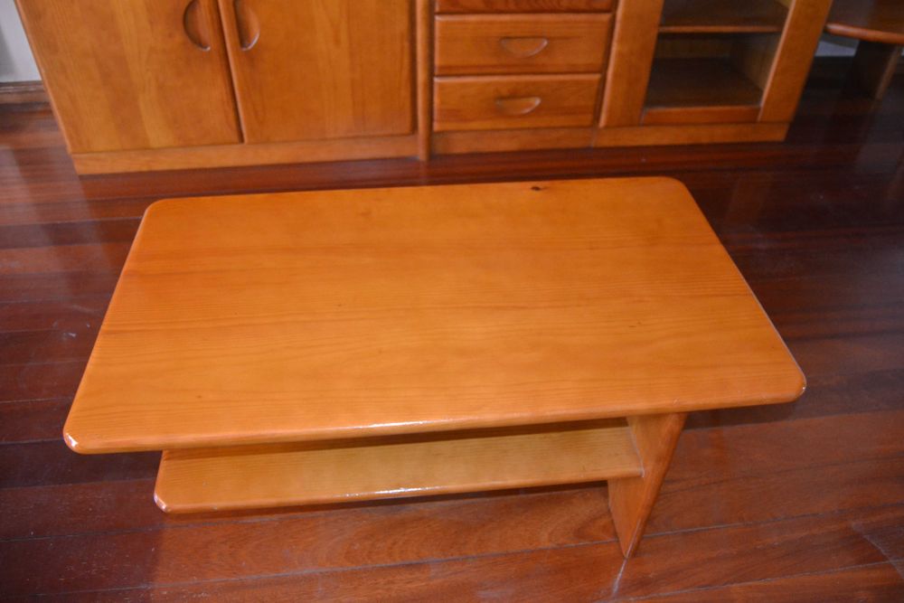 Móvel de sala e mesa de centro em madeira