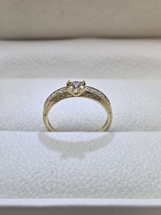 Золота каблучка з діамантами