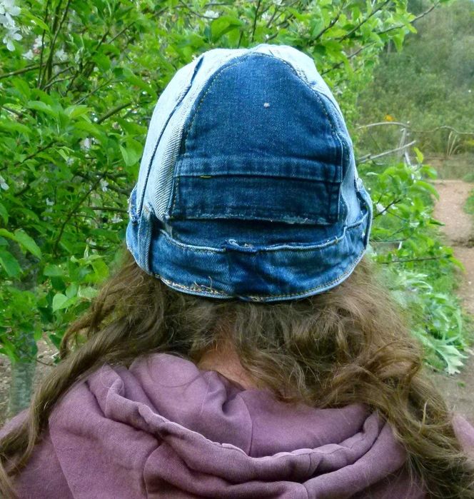 Gorro de ganga unissexo feito à mão em diferentes tons de azul (Handmade unisex denim beanie)