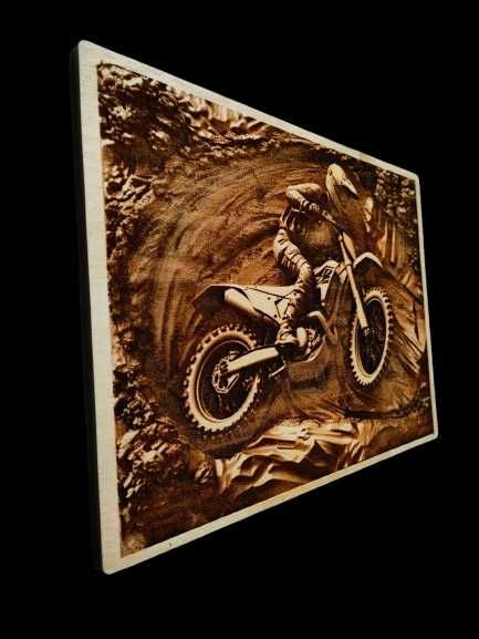 Motokros obraz wypalany na drewnie 3d iluzja