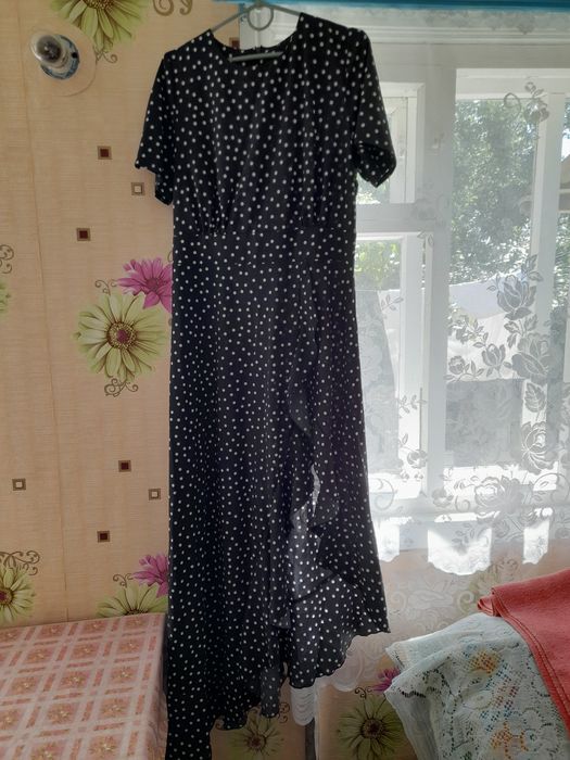 Платье в горошек с рюшей в пол