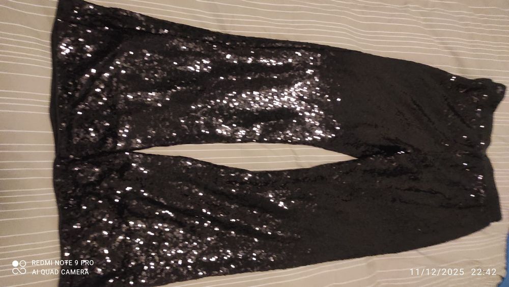 Calça preta de lantejoulas