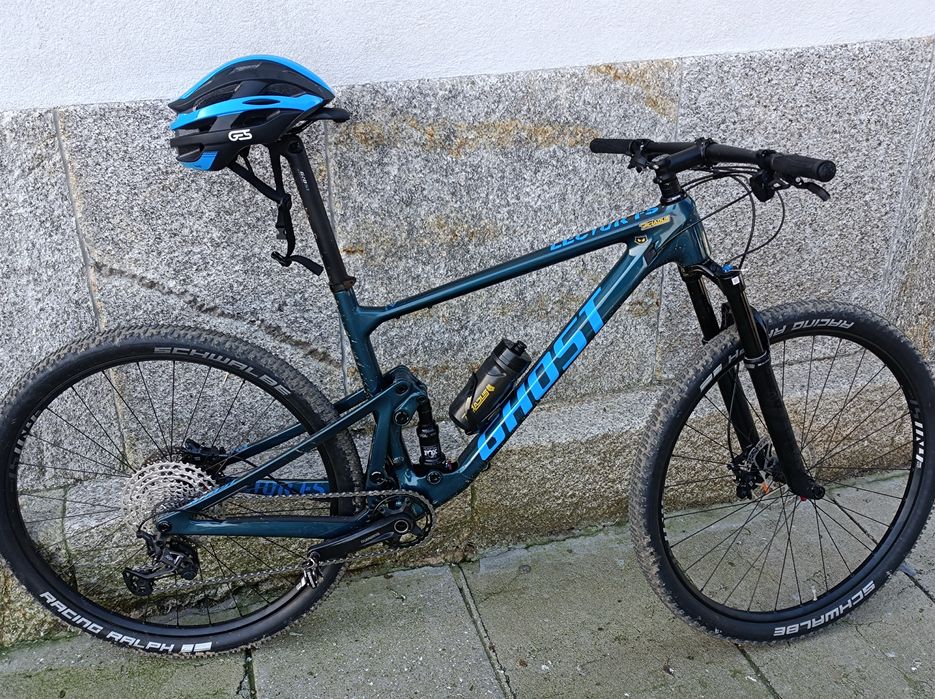 Bicicleta ghost em carbono suspensao total