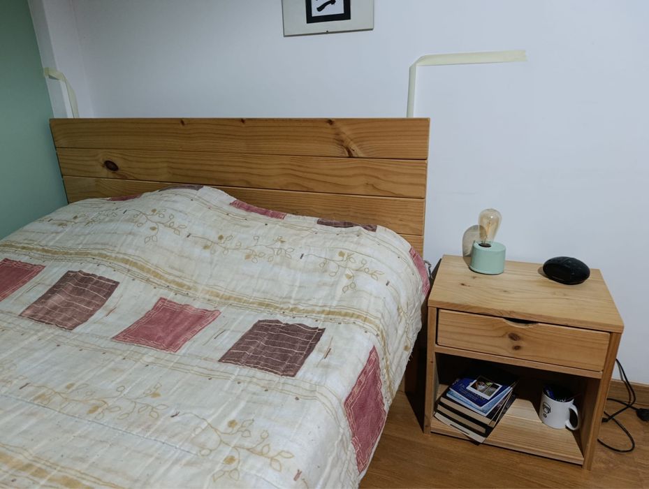 Cama + Mesa cabeceira  mueble lufe madeira natural