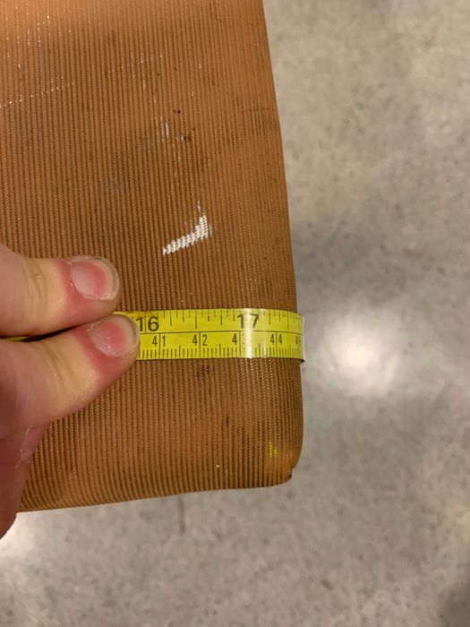 Cadeira olaio beje antiga vintage de madeira e estofo