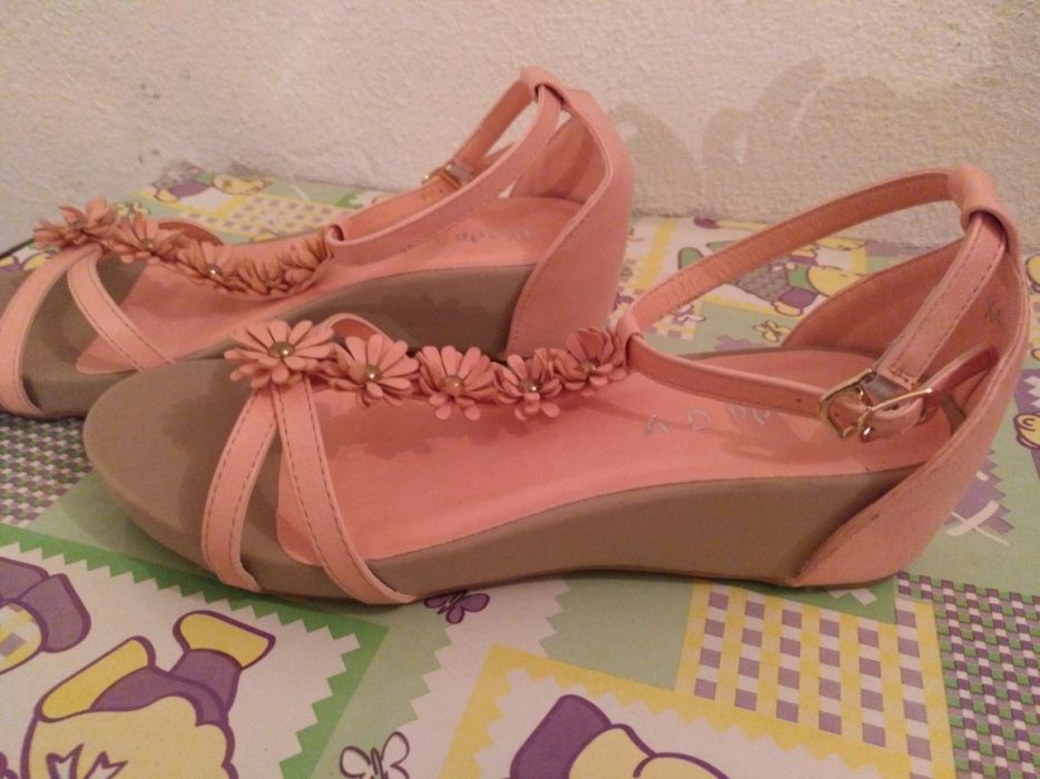Sandálias Rosa com Flores - Novas