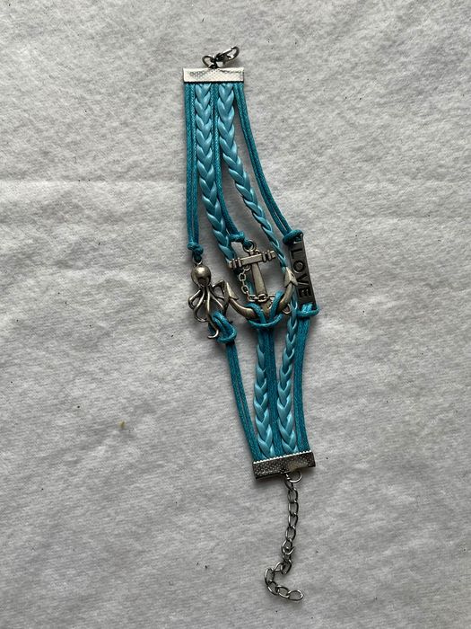 Niebieska bransoletka