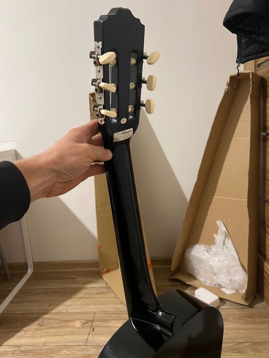 Sprzedam gitarę w dobrym stanie.