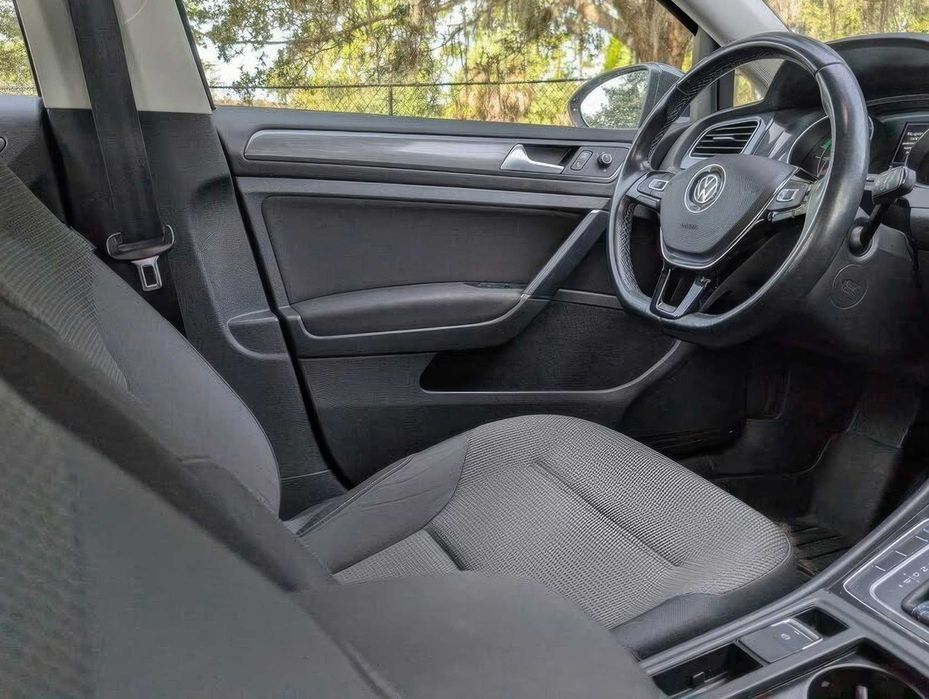 Volkswagen e-Golf SE      2019