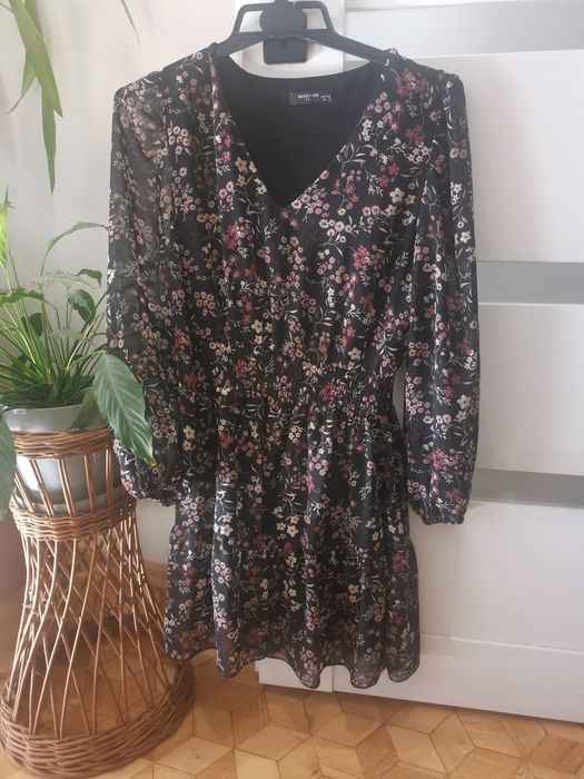 Sukienka jesienna w kwiaty Reserved sm