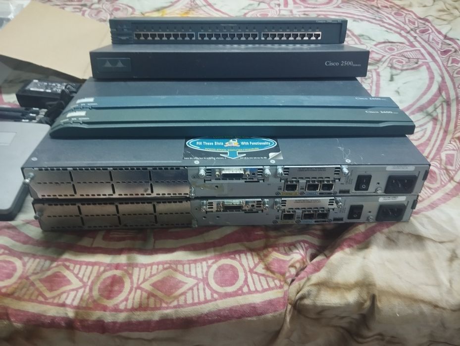 Lote de material Cisco e outro lote