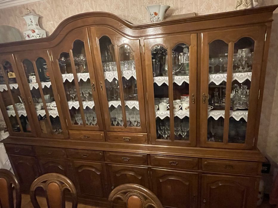 Armário de sala de jantar em madeira castanho