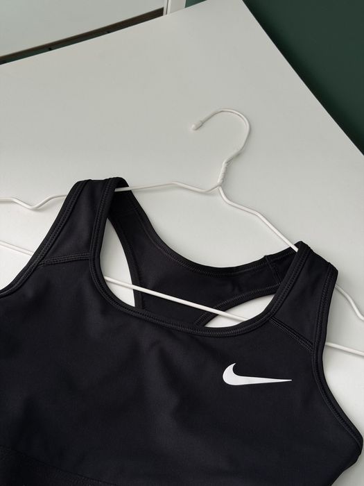 Гарний новий оригінальний спортивний топ Nike Dri-FIT Swoosh