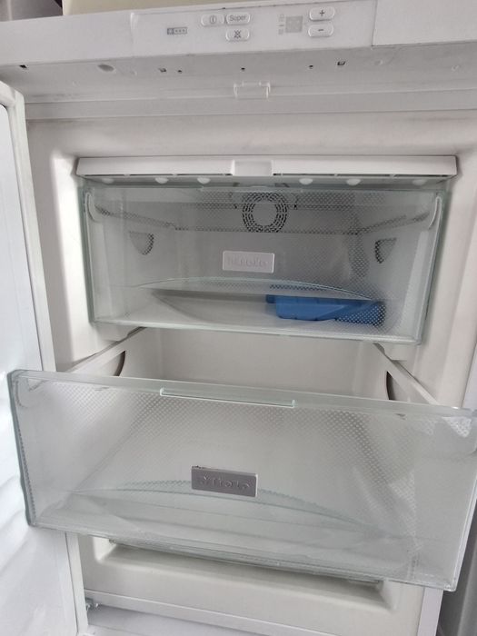 Морозильна камера Miele model FN12020 S