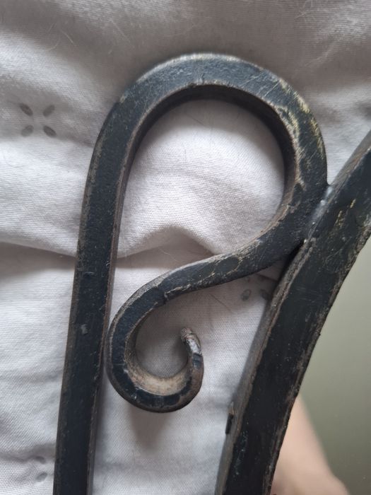 Stare lustro w metalowej ramie