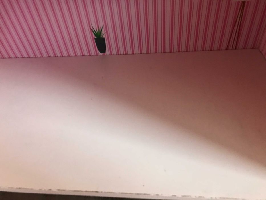 Drewniany domek  dla lalek dziewczynka