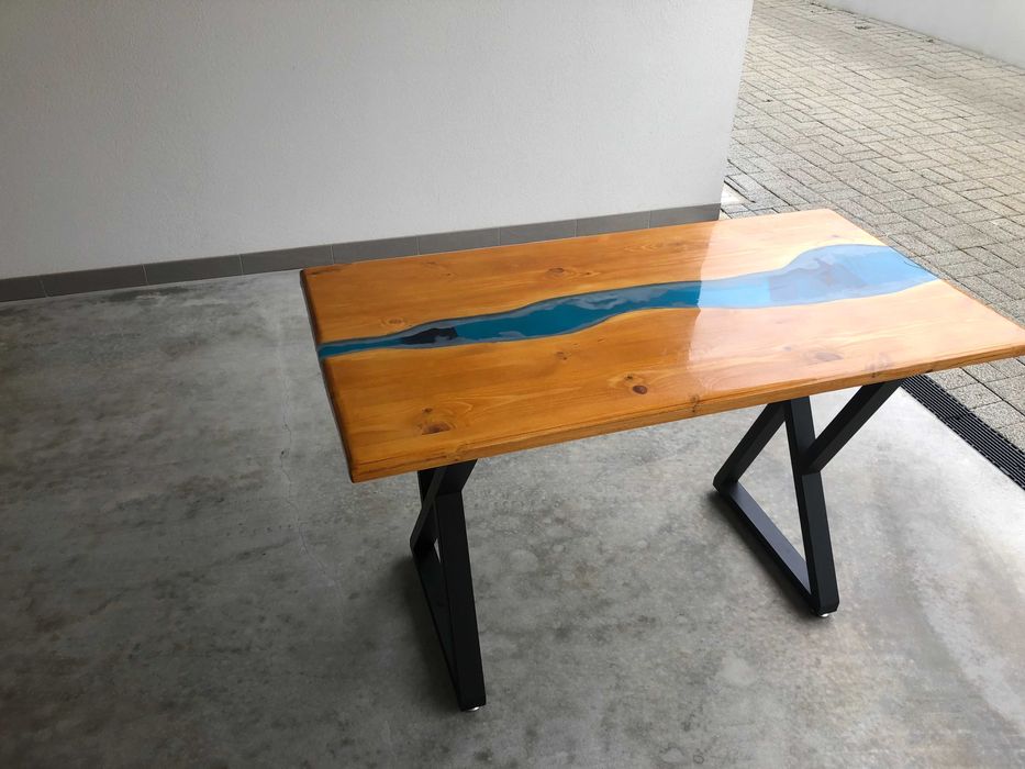 Mesa de Madeira Maciça e Resina Epóxi – Feita à Medida