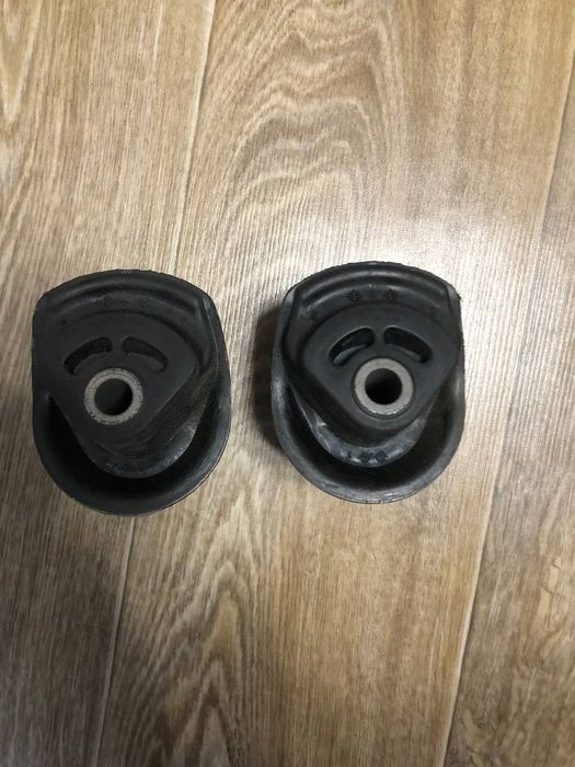 Нові сайлентблоки задньої балки для  VW Golf 3-4!