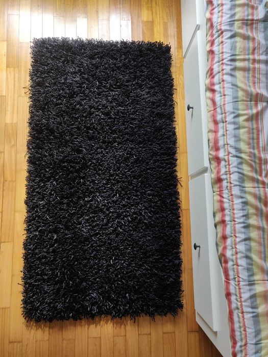 Tapetes de quarto pretos estilo shaggy