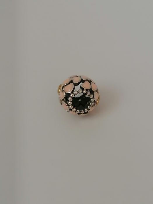 Peça de prata bola rosa com corações