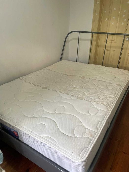 Cama de casal em ferro Ikea + estrado de ripas