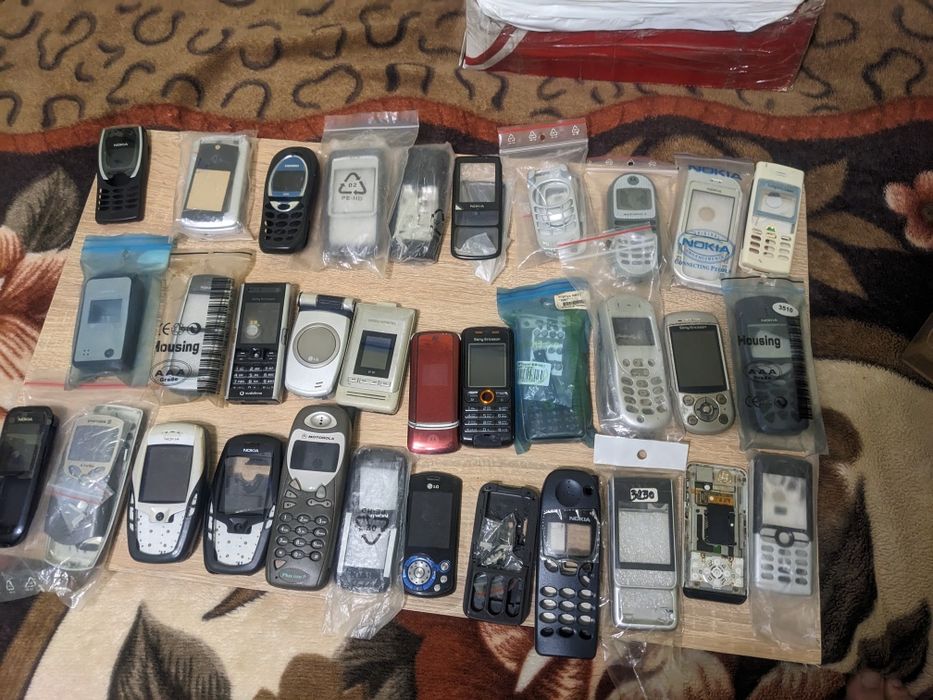 Продам лот корпусів для Нокіа сіменс соні Ерікс по 100 за шт.