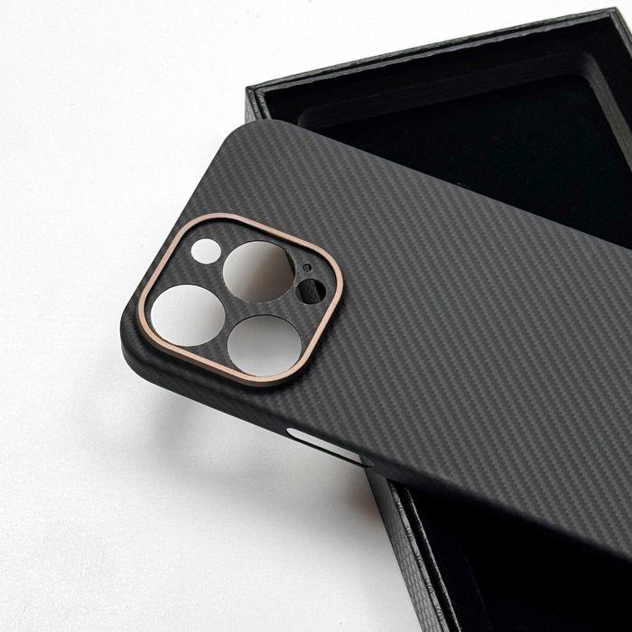 Чехол из настоящего карбона для iPhone 15 Pro Max (600D)