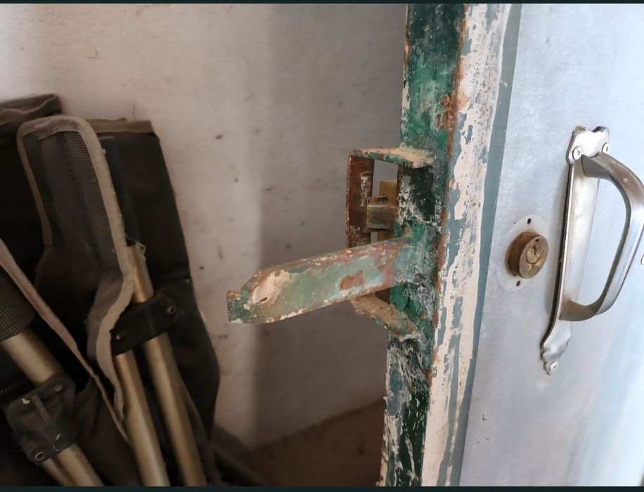 Porta galvanizada numa aldeia do Alandroal, freguesia de Terena.