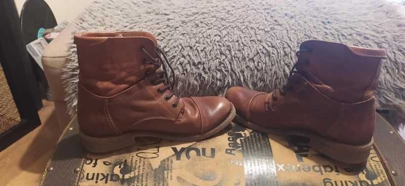 Bota em pele tamanho 40, cor castanho camel