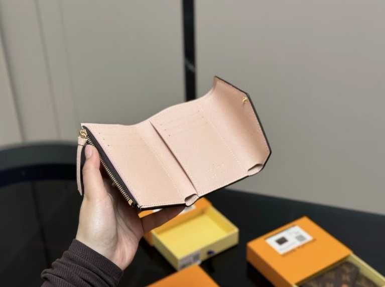 LOUIS VUITTON Victorine Różowy guzik