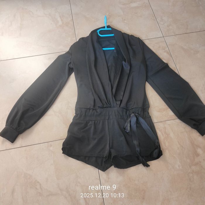 Czarny krótki kombinezon