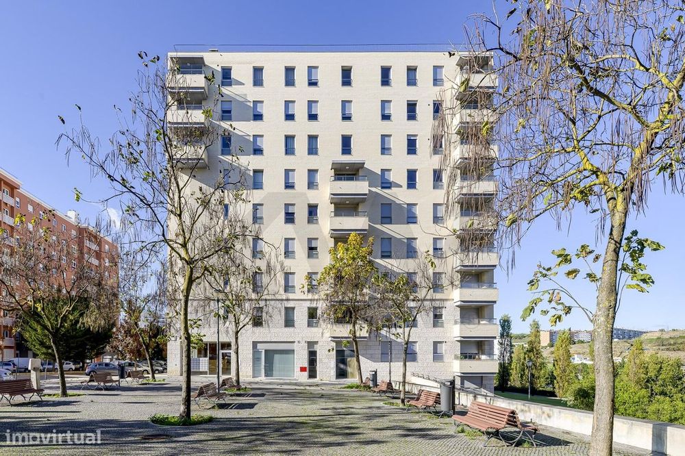 Loja com Extração de Fumos e 2 Lugares de Garagem em Localização Prime