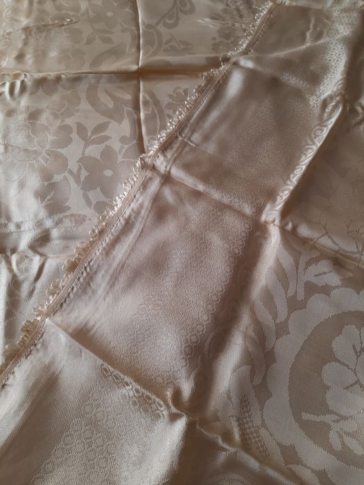 Colcha de cetim antiga